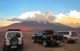 3 dos nossos veículos a 4500m, o incrível pôr do sol é sobre o Cerro Mulas Muertas que normalmente ascendemos antes do Ojos del Salado - Foto de Maximo Kausch