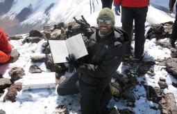 Alexande assinando o livro de cume do Vicuñas - Foto de Paula Kapp
