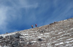 Eduardo Tonetti e Rares Voda há 30 metros do cume do Vicuñas com 6087m - Foto de Maximo Kausch