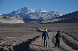 Estrada para o refúgio Atacama e Ojos del Salado ao fundo