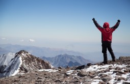 Gustavo Ziller conteplando a vista do cume em fevereiro de 2015 - Foto de Gabriel Tarso