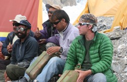 Maximo Kausch e carregadores improvisando uma banda local no Hidden Peak, Paquistão, uma das montanhas mais remotas de 8000 do mundo - Foto de Fredrik Strang