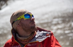 Maximo Kausch e seu Julbo Stunt a 5300m, o Aconcágua está refletido no óculos 4