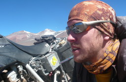 Maximo e sua moto no nevado Ermitaño Chile