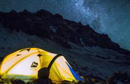 Noite maravilhosa em Plaza Canada a 5050m, essas são nossas barracas durante as primeiras horas da noite de frio negativo no nosso primeiro acampamento no Aconcágua em Fevereiro de 2015 5