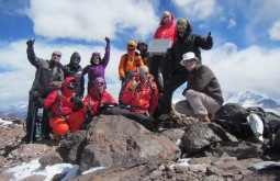 Nossa equipe no cume do Vicuñas com 6087m - Foto de Maximo Kausch