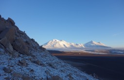 O Peña Blanca e o Monte Ermitaño vistos desde 4500m - ambas montanhas tem mais de 6000 metros de altitude - Foto de Rares Voda