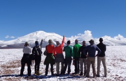 Parte da nossa equipe aclimatando a 4500m, Nevado Barrancas Blancas ao fundo - Foto de Joair Bertola
