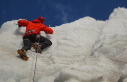 Bruno Novarini escalando gelo - foto de paula kapp