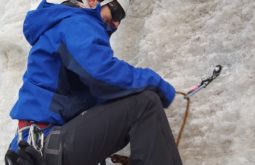 Felipe Magazoni escalando gelo