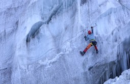 Mario Mele, repórter da Outside, escalando gelo