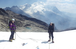 Angela e Paula próximas ao cume do Charkini com 5300m - Foto de Pedro Hauck (1)