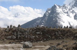 Stupas dedicadas aos caídos no Everest, Dhugla, Nepal - Foto de Maximo Kausch