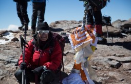 ACONCAGUA - Uma alpinista chilena que esteve proxima a nossa expedição comemorando no cume - Foto Gabriel Tarso