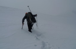 Abrindo 2km de neve até a coxa no caminho ao Chachacomani