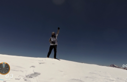 Jovani Blume no cume de sua primeira montanha virgem com 5077m - Foto de Maximo Kausch - Imagem da Garmin VIRB