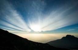 KILI - Amanhecer desde 5500m no dia de cume - Foto Gabriel Tarso