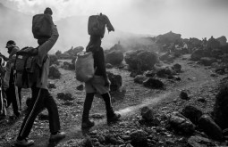 KILI - Carregadores à caminho de Lava Tower, 4700m terceiro dia da expedição - Foto Gabriel Tarso