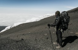 KILI - Gabriel Tarso e sua Deuter a 5850, muito próximo ao cume. Observando os glaciares do cume - Foto Gabriel Tarso