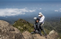 KILI - Gabriel Tarso filmando a 3200m entre Machame e Shira - Foto Gabriel Tarso