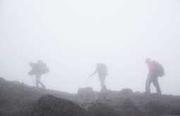 KILI - Neblina à caminho de Karanga camp a 4100m - Foto Gabriel Tarso
