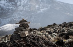 KILI - Totem de pedras no caminho a Barafu, último acampamento - Foto Gabriel Tarso