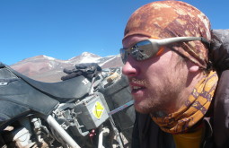 Maximo e sua moto no Nevado Ermitaño, Chile