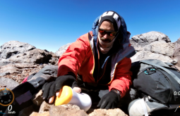 Pedro Hauck deixando um pote com mensagens de lembrança no cume do Monte Parofes com 5845m - Foto de Maximo Kausch - Imagem da Garmin VIRB