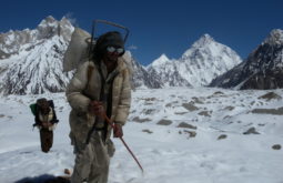 Carregadores cruzando o Baltoro, K2 ao fundo, Paquistão - Foto de Maximo Kausch