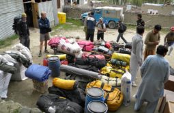 Preparando as cargas para uma expedição de 70 dias no Paquistão - Foto de Maximo Kausch