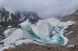 Rios de derretimento sobre o glaciar Baltoro, Paquistão - Foto de Maximo Kausch