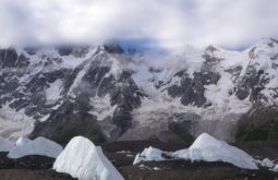 Seracs de gelo na base do glaciar Baltoro, o maior no mundo, Paquistão - Foto de Maximo Kausch