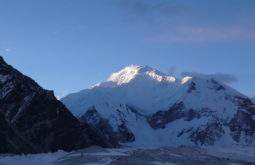 Um dos cumes do massiço Gasherbrum, Paquistão - Foto de Maximo Kausch