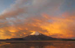 O vulcão Parinacota num lindo entardecer