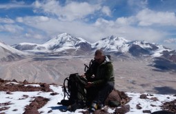Marcio Pelloso no cume do Vicuñas, Nevados Tres Cruces ao fundo - Foto de Gustavo Uria