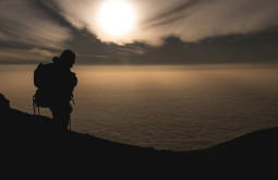 Maximo-durante-o-amanhecer-no-dia-de-cume-do-Kili-mar-de-nuvens-abaixo