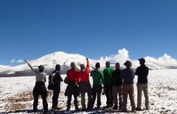 Nossa equipe aclimatando a 4500m - o Nevado Barrancas Blancas com 6110m está ao fundo - Foto de Paula Kapp