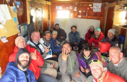 Nossa expedição reunida para a janta no refúgio Atacama a 5250m - Foto de Eduardo Tonetti