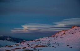 Nuvens Lenticulares desde 5600m - Foto de Ashok Kipatri