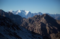 O Nevado Plomo 6060m (esq.), e o Juncal com 5990m, ambas montanhas fazem a fronteira Chile-Argentina - Foto de Gabriel Tarso