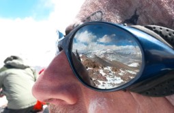 Reflexo da maravilhosa vista do cume do Vicuñas refletida nos óculos do Joair - Foto de Joair Bertola