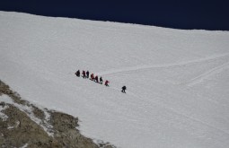 9 membros da nossa equipe vencendo os últimos 30 metros do cume - Foto de Bruno Novarini