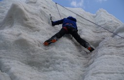 Felipe Magazoni escalando gelo - Foto de Tiago Oliveira