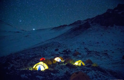Noite-maravilhosa-em-Plaza-Canada-a-5050m-essas-são-nossas-barracas-durante-as-primeiras-horas-da-noite-de-frio-negativo-no-nosso-primeiro-acampamento-no-Aconcágua-em-Fevereiro-de-2015