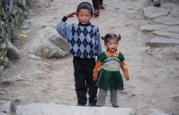 Crianças em Jorsale, Nepal - Foto de Maximo Kausch