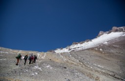 ACONCAGUA - Galera subindo para Nido de Condores a 5500m, o segundo acampamento na montanha.jpg 2 - Foto Gabriel Tarso