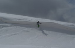 Jovani pulando uma cornisa de neve a 5350m a 25 graus negativos no monte Parofes - Esta foi somente a nossa aproximação até o acampamento de ataque que instalamos a 5420m - Foto de Pedro Hauck