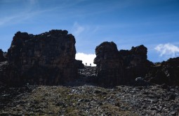 KILI - Dupla de trekkers passando por lava tower a 4650m - Foto Gabriel Tarso