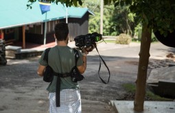 KILI - Gabriel filmando em Marangu - Foto Gabriel Tarso