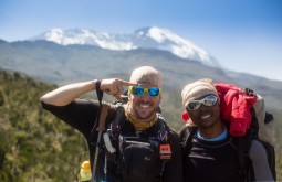 KILI - Maximo e Teacher a 3200m e o Kili no fundo - Foto Gabriel Tarso